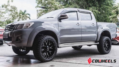 Hilux lifted up and 20 Inch sport rims